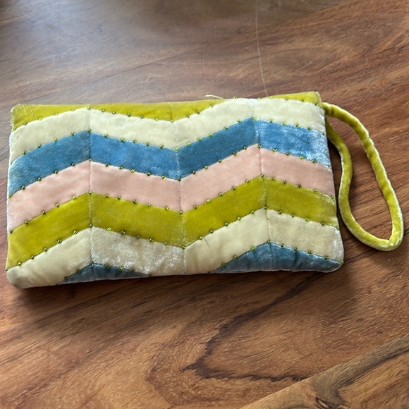 Shiraleah velvet pastel color wristlet super cute - Picture 4 of 15